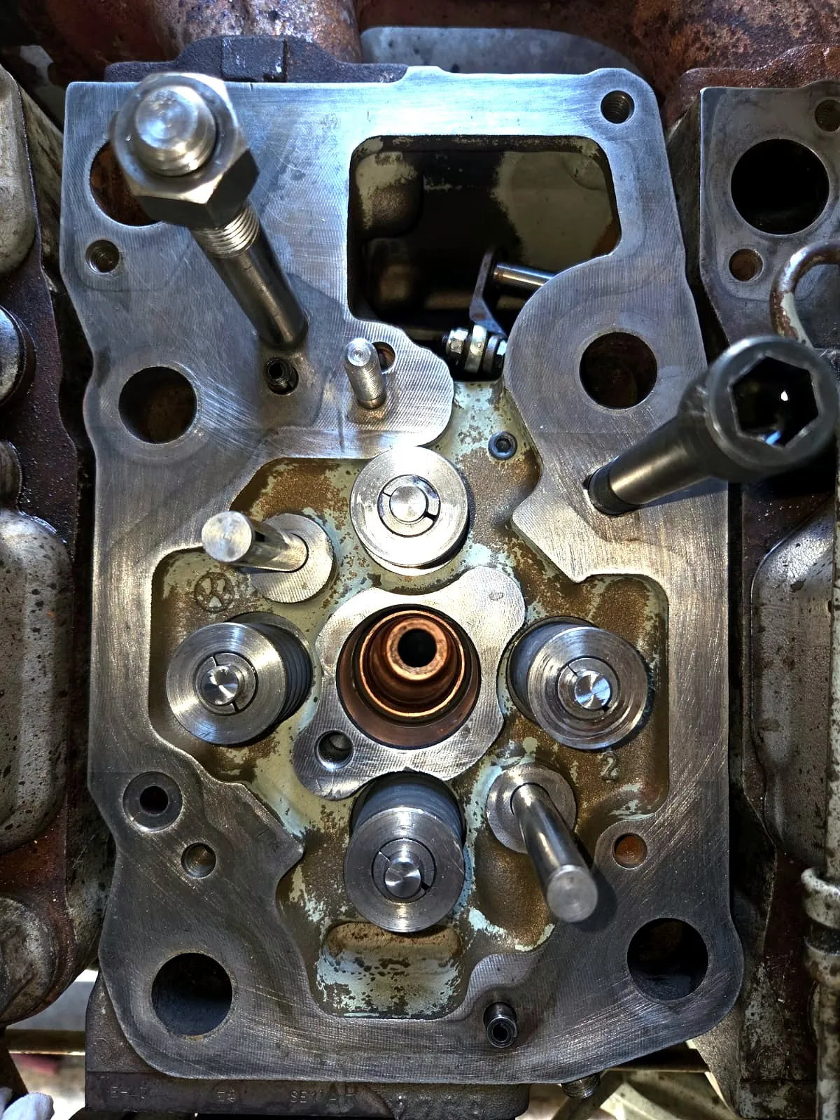 Tapa de cilindros de motor diésel en reparación